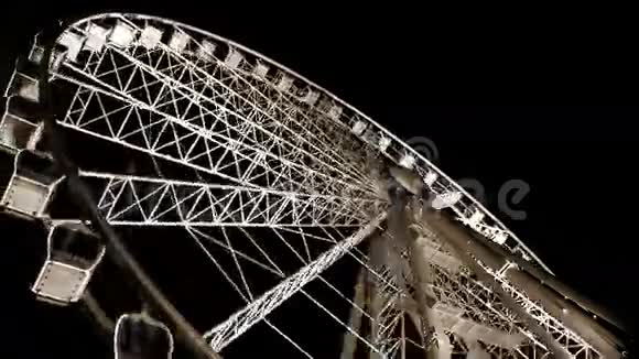 布达佩斯著名的摩天轮在夜晚快速旋转视频的预览图