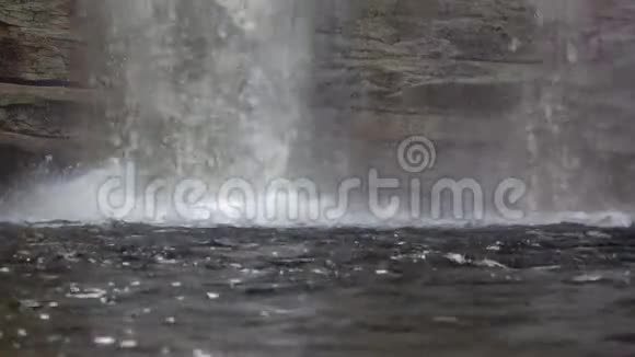 缓慢的水流从瀑布中冲出视频的预览图