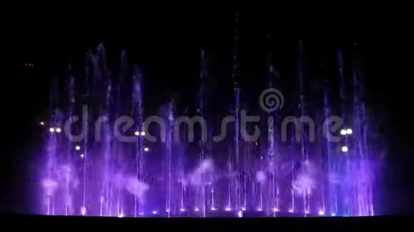 在多彩声唱道蒙朱喷泉的夜景视频的预览图