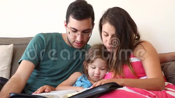 一家人一起读圣经视频的预览图