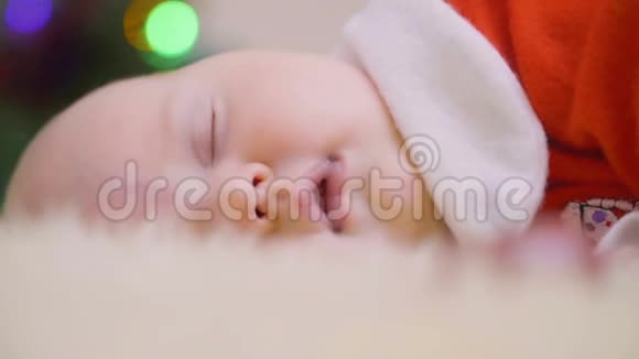 可爱的熟睡的新生婴儿肖像视频的预览图