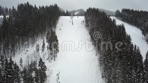 这台电梯在滑雪场训练滑雪者和滑雪者一年视频的预览图