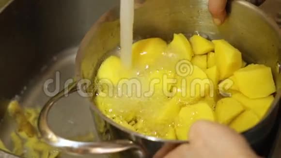 慢动作平底锅土豆在自来水中视频的预览图
