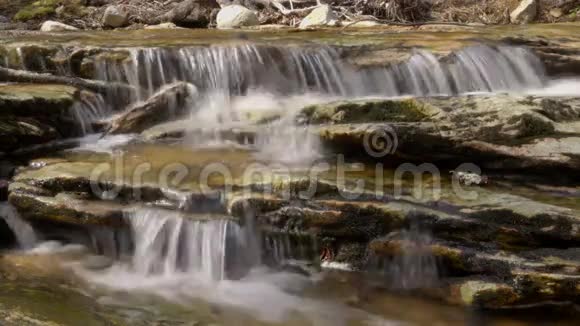 当河水倾泻在小溪的岩石上时景色壮观视频的预览图