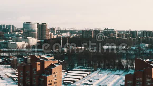 市区前多层红砖住宅的鸟瞰图视频的预览图