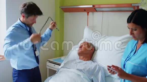 护士在检查病人时使用数码平板电脑视频的预览图