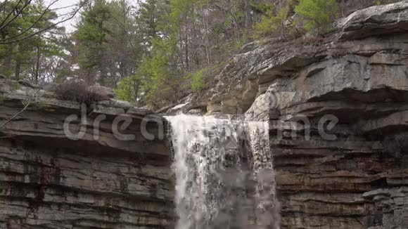 水从阿沃斯特瀑布的顶部涌出视频的预览图
