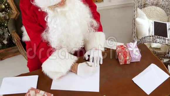 圣诞老人完成了给孩子的信的书写和检查视频的预览图