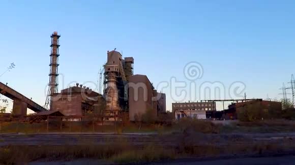 夕阳照耀下的采矿加工厂视频的预览图