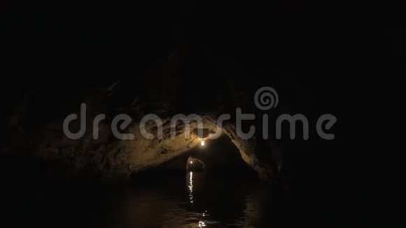 乘船穿越黑暗洞穴系统神秘的越南自然氛围视频的预览图