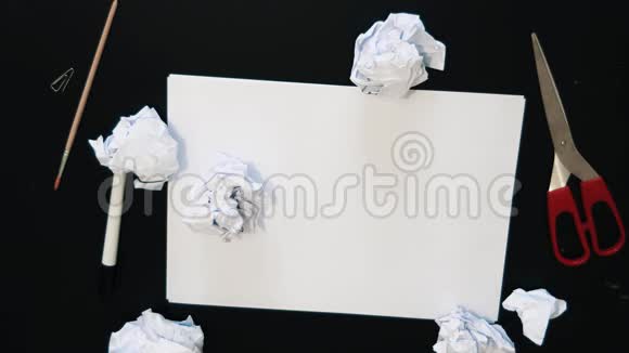 皱巴巴的纸片落在黑桌子上上面有白纸视频的预览图