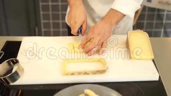奶酪切成花纹的薄片视频的预览图