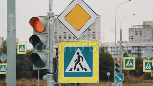 有行人过街标志及交通灯的镇街交叉路口视频的预览图