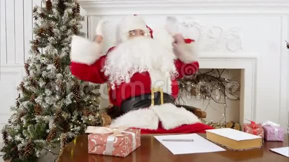 疲惫的圣诞老人从午睡中醒来继续准备礼物视频的预览图