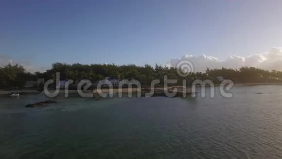 飞越毛里求斯岛沿海度假胜地和绿地视频的预览图