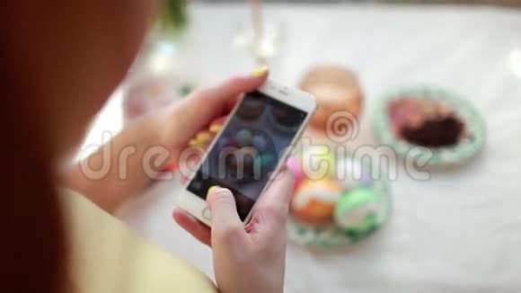 复活节假日传统技术和人的概念接近女人的手与智能手机拍照视频的预览图