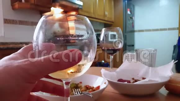 厨房的桌子上放着一杯白葡萄酒和红酒视频的预览图