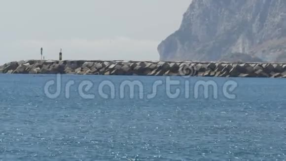 地中海上的石墩直布罗陀海峡直布罗陀岩石的背景和颤抖视频的预览图