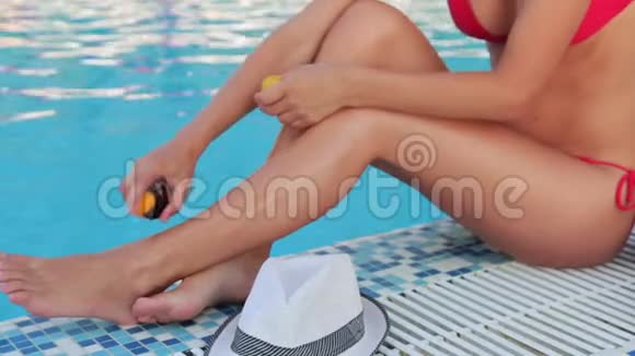 女性在腿部喷洒防晒霜视频的预览图