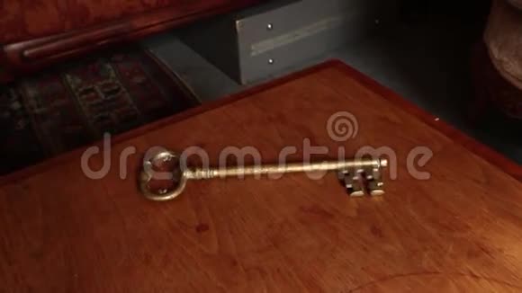 桌子上的老式钥匙视频的预览图