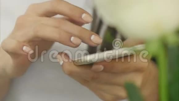 女性手带美甲打字短信视频的预览图