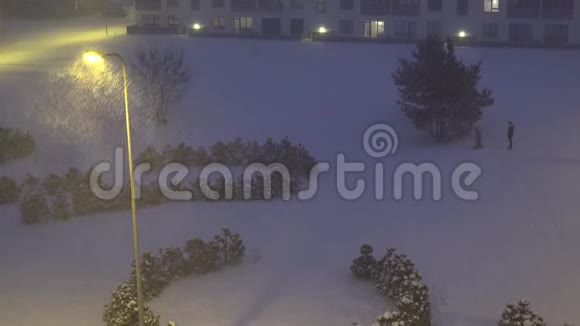 夜宿小区大雪纷飞4K视频的预览图