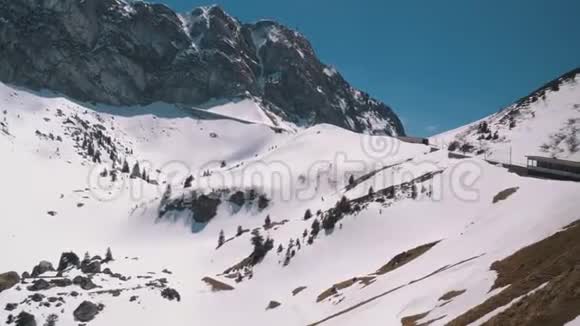 瑞士雪山阿尔卑斯山上的一列运动山火车的窗口景色蒙特勒城视频的预览图