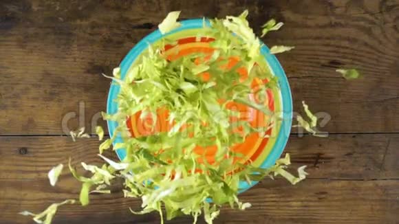 把切好的卷心菜和沙拉一起放在盘子里慢动作视频的预览图
