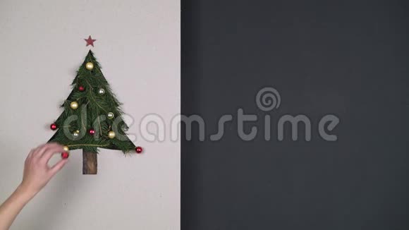 头顶上的人手在纸板上准备圣诞树松装饰闪烁的灯光文字或标志复制空间视频的预览图