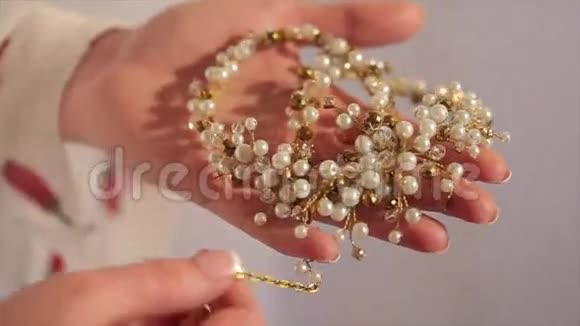 新娘手里拿着一条项链新娘手里拿着一条带钻石的漂亮项链视频的预览图