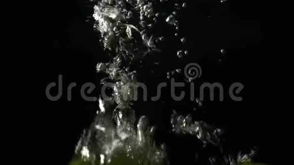 整个柠檬和石灰洒在水里视频的预览图