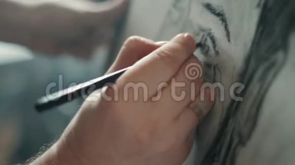 这位艺术家正在用铅笔在画架上画一幅画视频的预览图