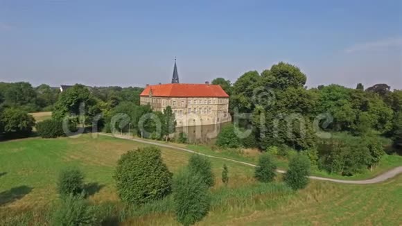 德国吕丁豪森文艺复兴城堡的鸟瞰图视频的预览图