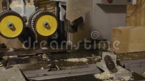 锯木厂木工连接机的木块磨削视频的预览图