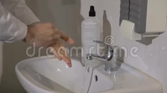 医生在手术前洗手消毒双手关闭视频的预览图