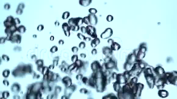白色背景下喷出的水滴视频的预览图