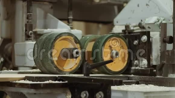 锯木厂生产的板坯机旋转轮视频的预览图