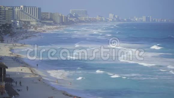 汹涌的海浪吹向坎昆海滩视频的预览图