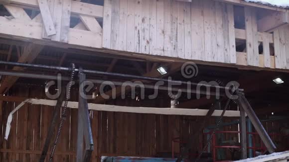 锯木厂链式输送机上切割的木材大量锯末视频的预览图