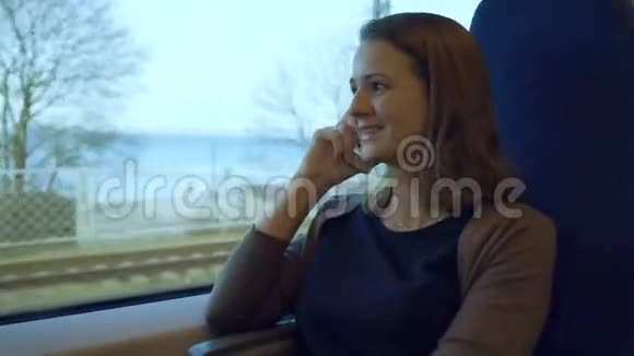 年轻女孩在火车上用手机说话视频的预览图