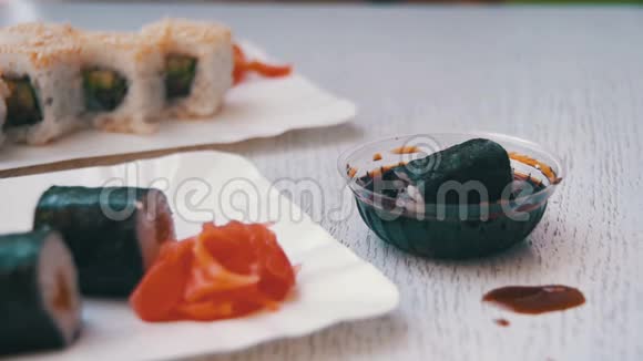 在日本餐馆用寿司卷和酱油中的诺里慢动作视频的预览图