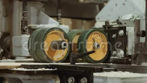 锯木厂生产的板坯机旋轮视频的预览图