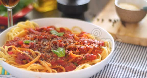意大利面食上加番茄酱的干酪视频的预览图