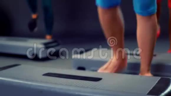 在阶梯健美操的训练中可以看到身体不同部位的腰臀腿视频的预览图