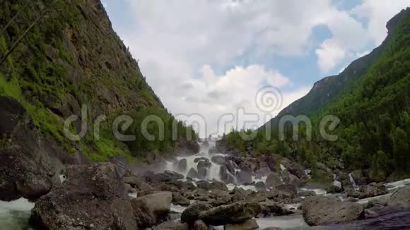 乌恰瀑布在山区流淌视频的预览图