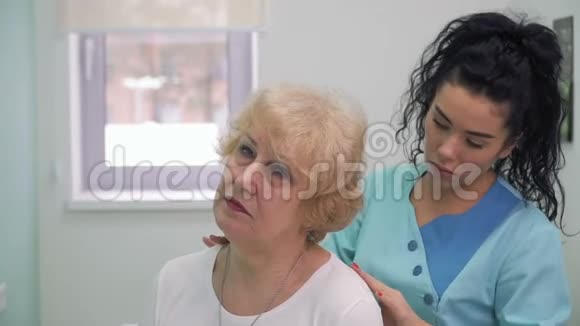 医生检查老年妇女视频的预览图