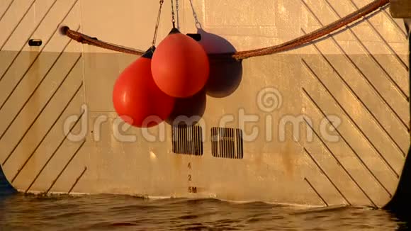 港口渔船背面悬挂红色浮标水深视频的预览图