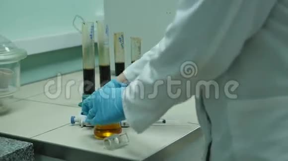 实验室的技术人员正在实验室里混合试剂视频的预览图