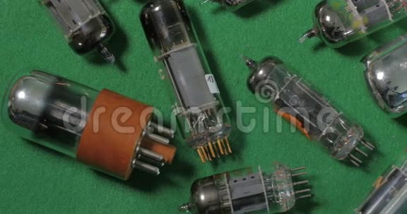 收集了40年代制造的老式真空管阀门或音乐放大器视频的预览图