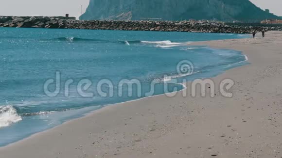 地中海上的石墩直布罗陀海峡直布罗陀岩石的背景和颤抖视频的预览图